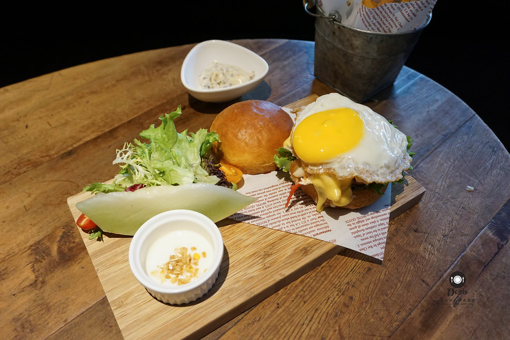 ♚食記♚台北松山【333 restaurant & bar 】爐烤野菇炒蛋與大蒜麵包 經典火腿班尼迪克蛋 熔岩BBQ起司雞肉堡 慢燉茄汁牛肉醬麵與太陽蛋 現炸薯條 無限量供應 沙拉吧 早午餐 咖啡 吃到飽 假日限定 小巨蛋捷運站 HOTEL QUOTE Taipei 華泰大飯店 愛評體驗團 - 第17張圖 DSC02644