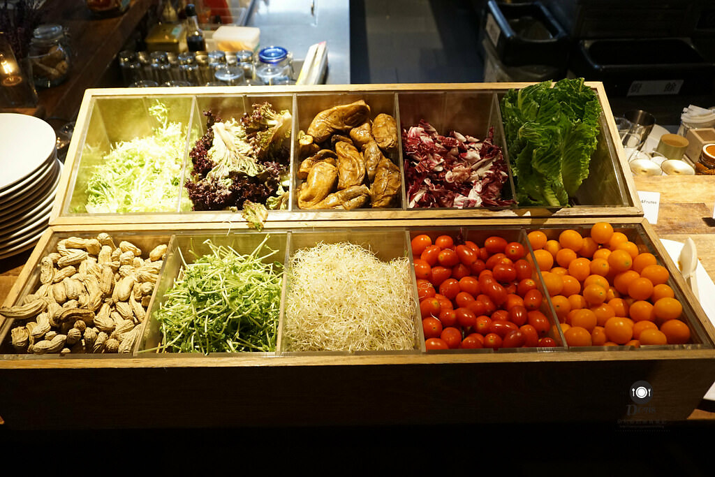 ♚食記♚台北松山【333 restaurant & bar 】爐烤野菇炒蛋與大蒜麵包 經典火腿班尼迪克蛋 熔岩BBQ起司雞肉堡 慢燉茄汁牛肉醬麵與太陽蛋 現炸薯條 無限量供應 沙拉吧 早午餐 咖啡 吃到飽 假日限定 小巨蛋捷運站 HOTEL QUOTE Taipei 華泰大飯店 愛評體驗團 - 第12張圖 DSC02625