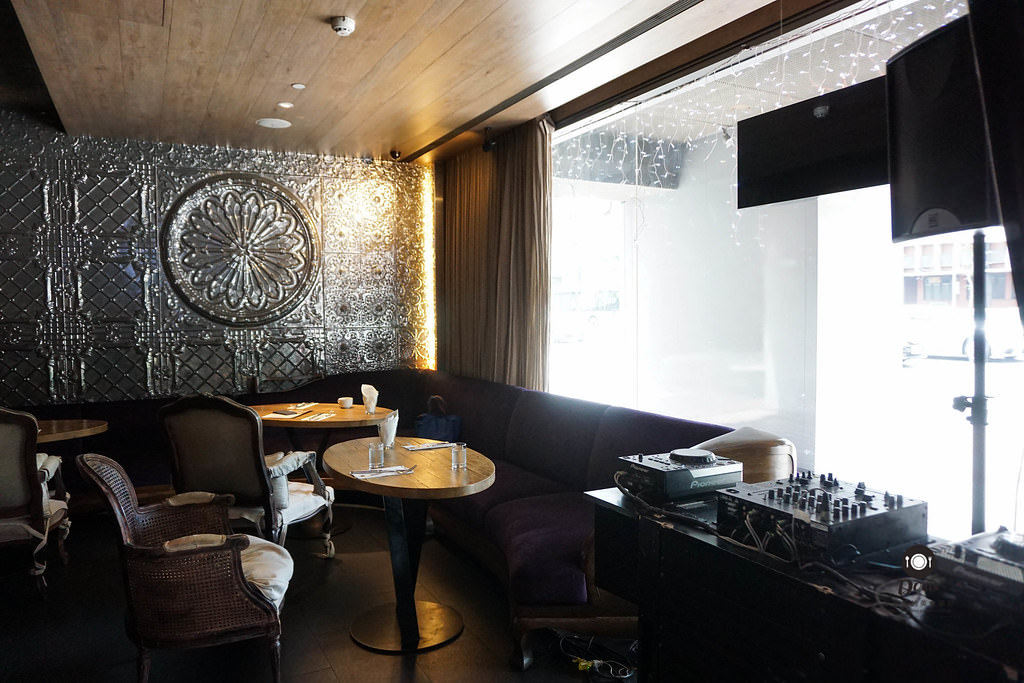 ♚食記♚台北松山【333 restaurant & bar 】爐烤野菇炒蛋與大蒜麵包 經典火腿班尼迪克蛋 熔岩BBQ起司雞肉堡 慢燉茄汁牛肉醬麵與太陽蛋 現炸薯條 無限量供應 沙拉吧 早午餐 咖啡 吃到飽 假日限定 小巨蛋捷運站 HOTEL QUOTE Taipei 華泰大飯店 愛評體驗團 - 第5張圖 DSC02611