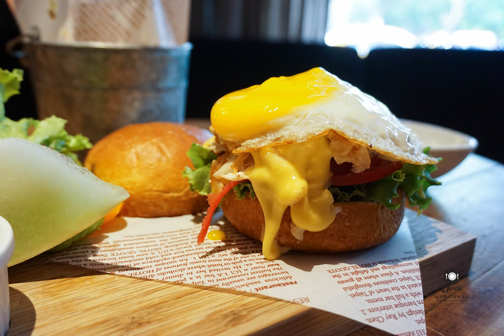 ♚食記♚台北松山【333 restaurant & bar 】爐烤野菇炒蛋與大蒜麵包 經典火腿班尼迪克蛋 熔岩BBQ起司雞肉堡 慢燉茄汁牛肉醬麵與太陽蛋 現炸薯條 無限量供應 沙拉吧 早午餐 咖啡 吃到飽 假日限定 小巨蛋捷運站 HOTEL QUOTE Taipei 華泰大飯店 愛評體驗團 - 第20張圖 DSC02659