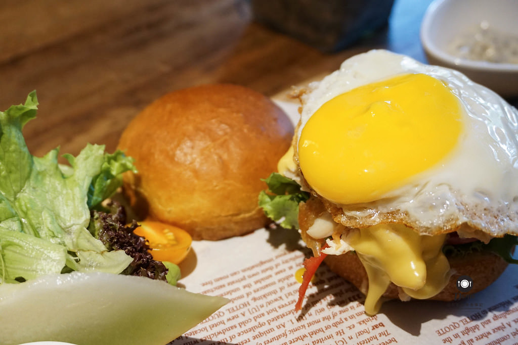♚食記♚台北松山【333 restaurant & bar 】爐烤野菇炒蛋與大蒜麵包 經典火腿班尼迪克蛋 熔岩BBQ起司雞肉堡 慢燉茄汁牛肉醬麵與太陽蛋 現炸薯條 無限量供應 沙拉吧 早午餐 咖啡 吃到飽 假日限定 小巨蛋捷運站 HOTEL QUOTE Taipei 華泰大飯店 愛評體驗團 - 第18張圖 DSC02655
