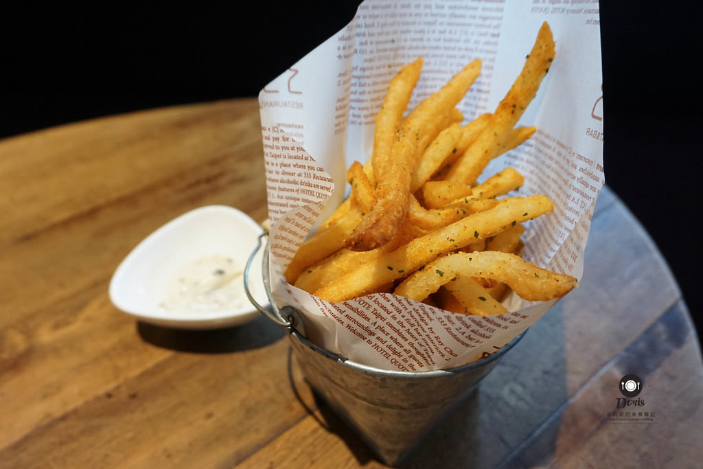 ♚食記♚台北松山【333 restaurant & bar 】爐烤野菇炒蛋與大蒜麵包 經典火腿班尼迪克蛋 熔岩BBQ起司雞肉堡 慢燉茄汁牛肉醬麵與太陽蛋 現炸薯條 無限量供應 沙拉吧 早午餐 咖啡 吃到飽 假日限定 小巨蛋捷運站 HOTEL QUOTE Taipei 華泰大飯店 愛評體驗團 - 第15張圖 DSC02632